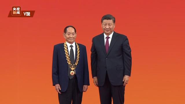 習近平向袁隆平頒授勛章.jpg